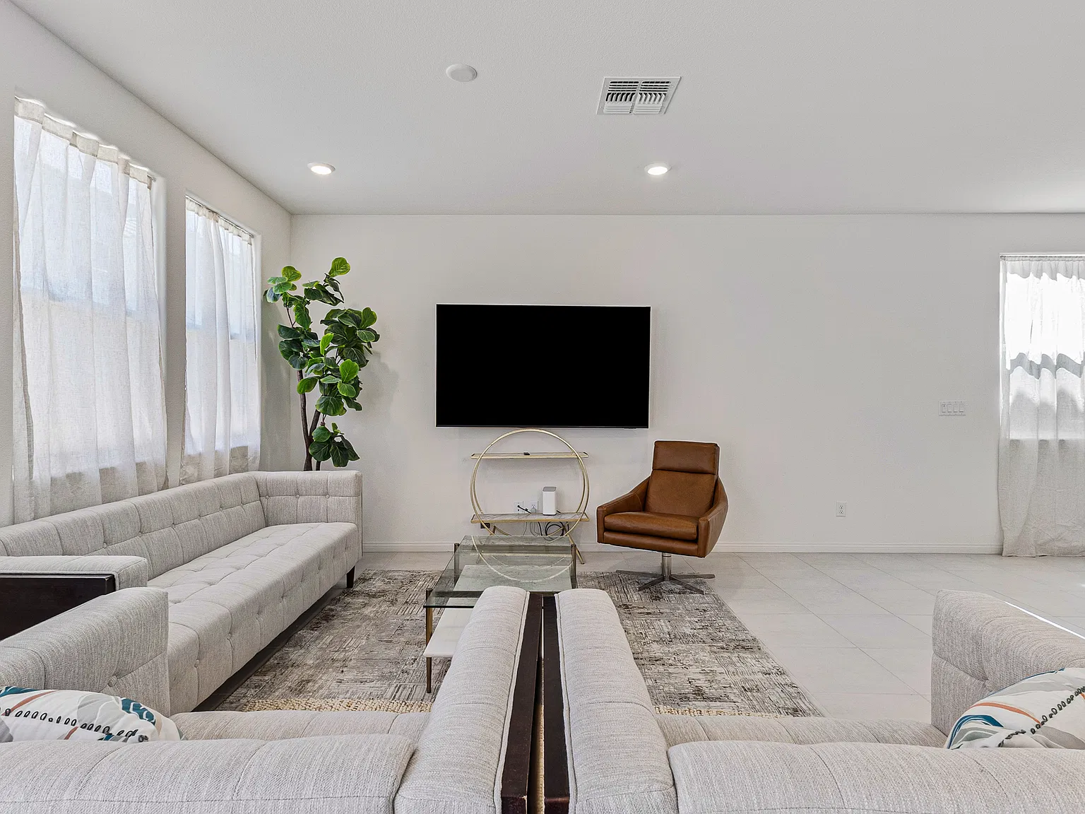 5 bed, 2460 sqft, $2,995 — Photo 4