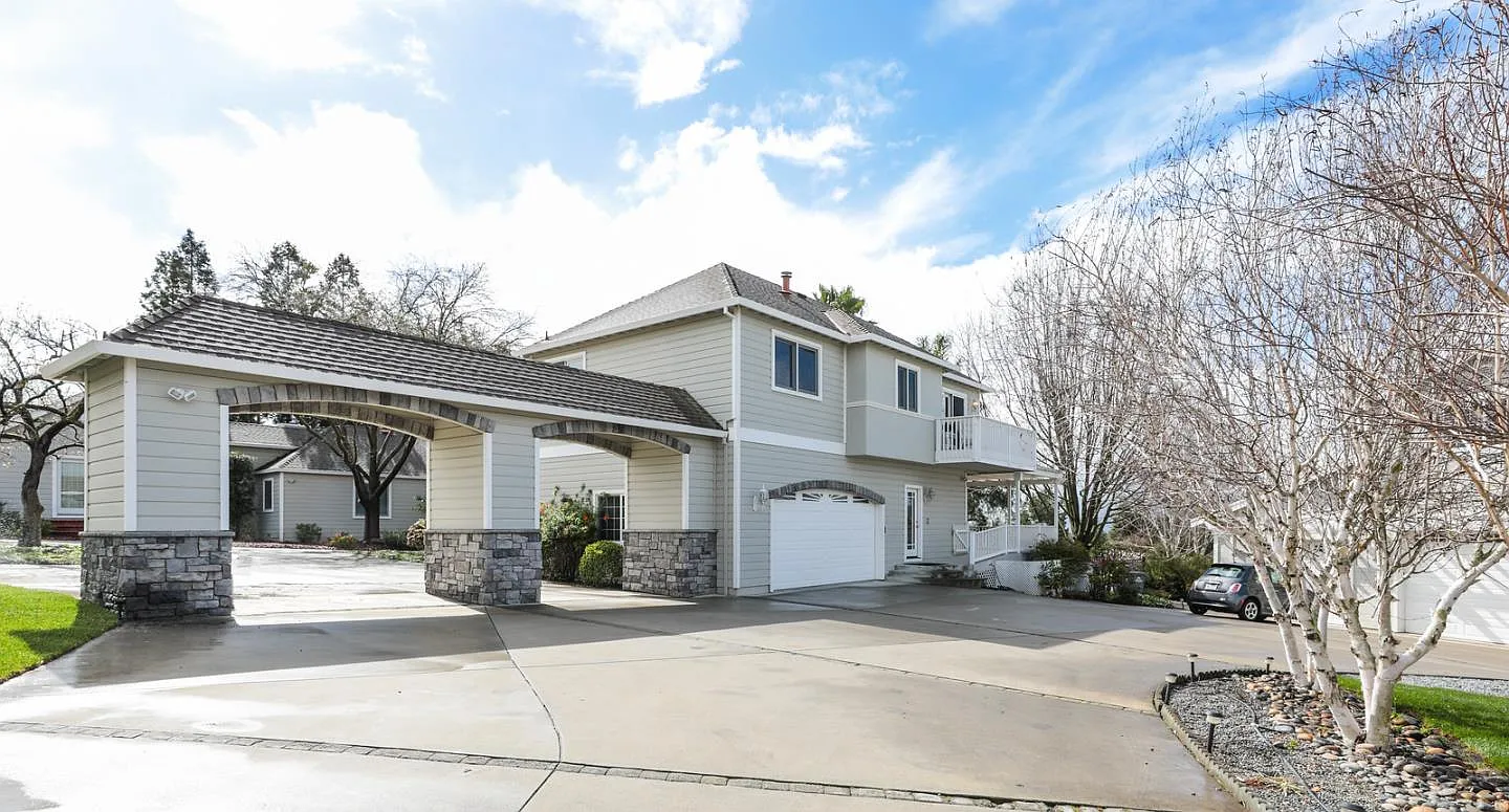 2100 Vincent Dr photo 1
