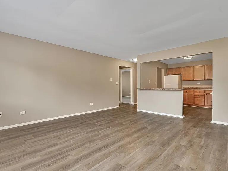 Lakeside Village Apartments — Photo 79