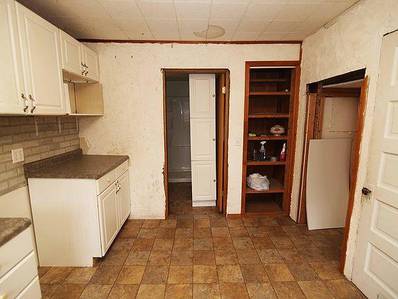 5th image of 406 Spring St