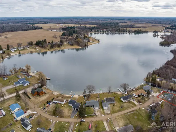 3062 W Lakeside Dr, West Branch, MI 48661