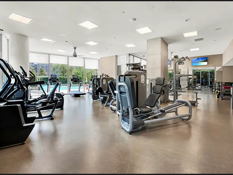 2900 McKinnon St #804 — Photo 42