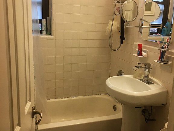 3rd image of 11880 Metropolitan Ave #4G