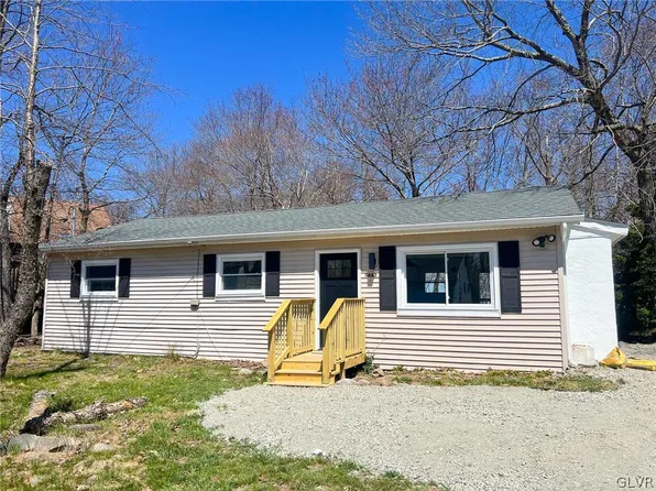 716 Country Place Dr, Tobyhanna, PA 18466