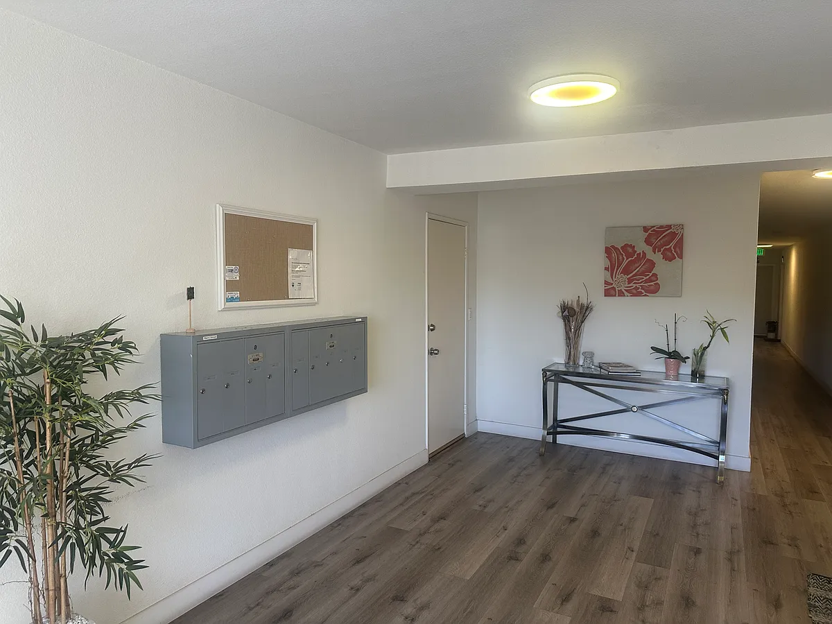 Building Photo - 10903 Camarillo St #102