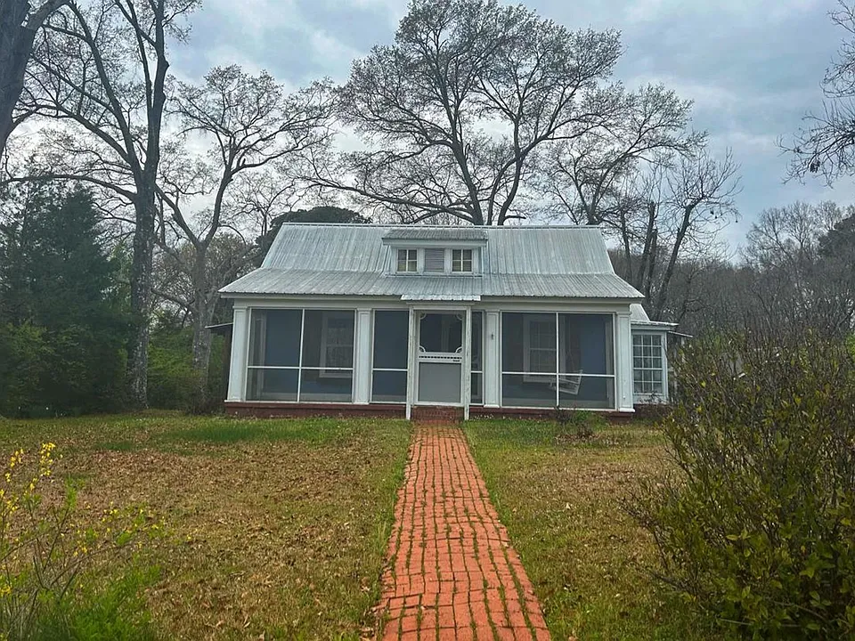 1511 N Main St
