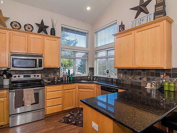 3rd image of 2143 Linnell Ave