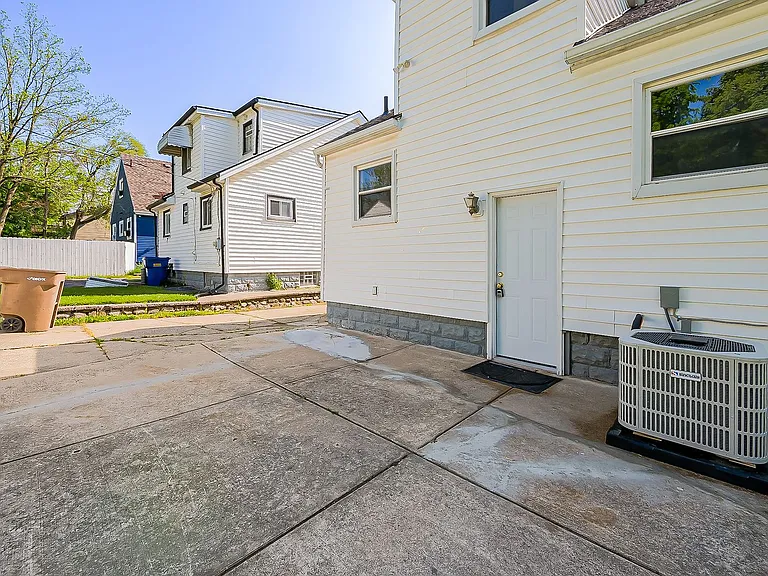 358 S Marshall St — Photo 33
