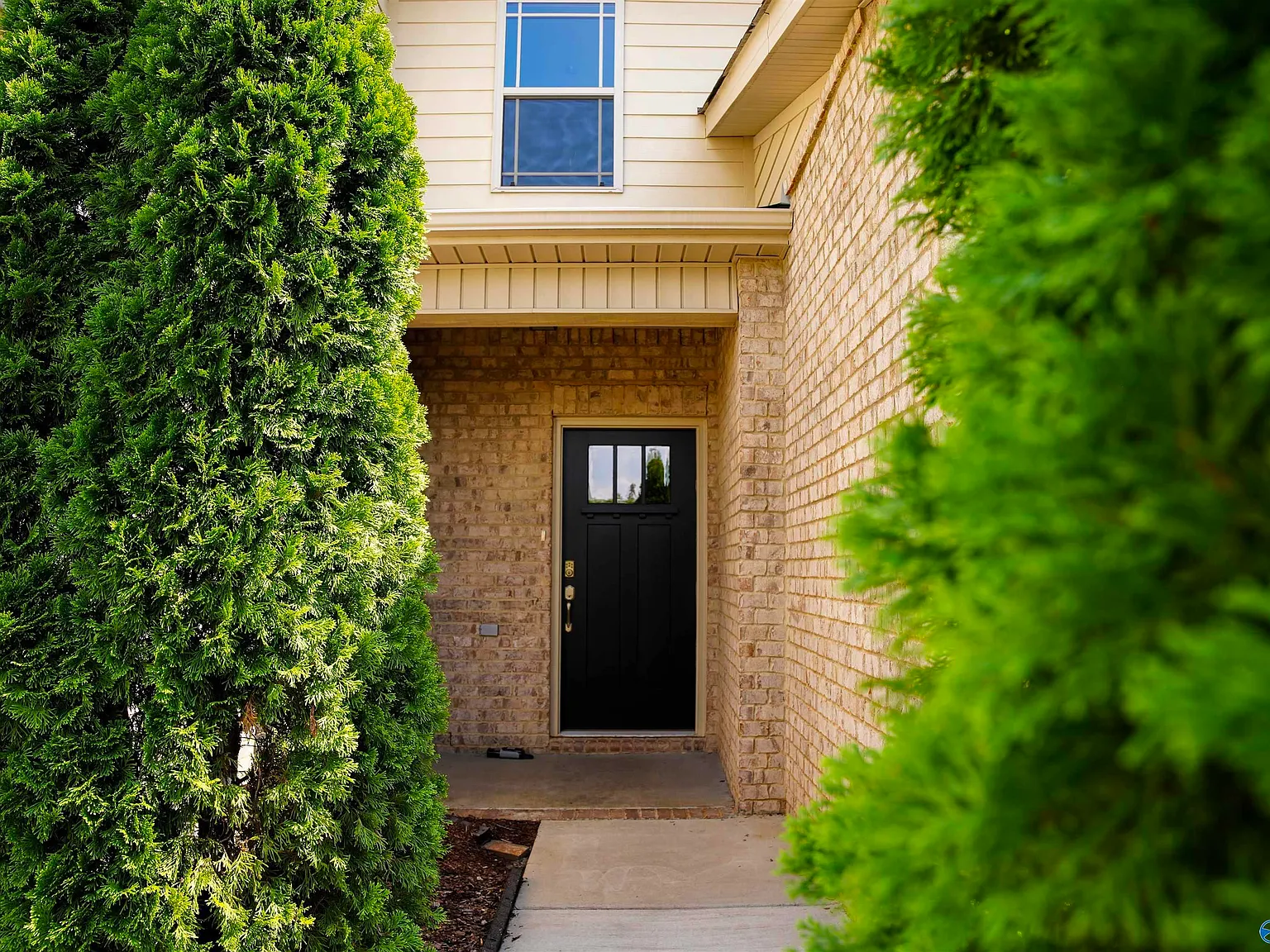 4 bed, 2.5 bath, 2395 sqft, $2,350 — Photo 2