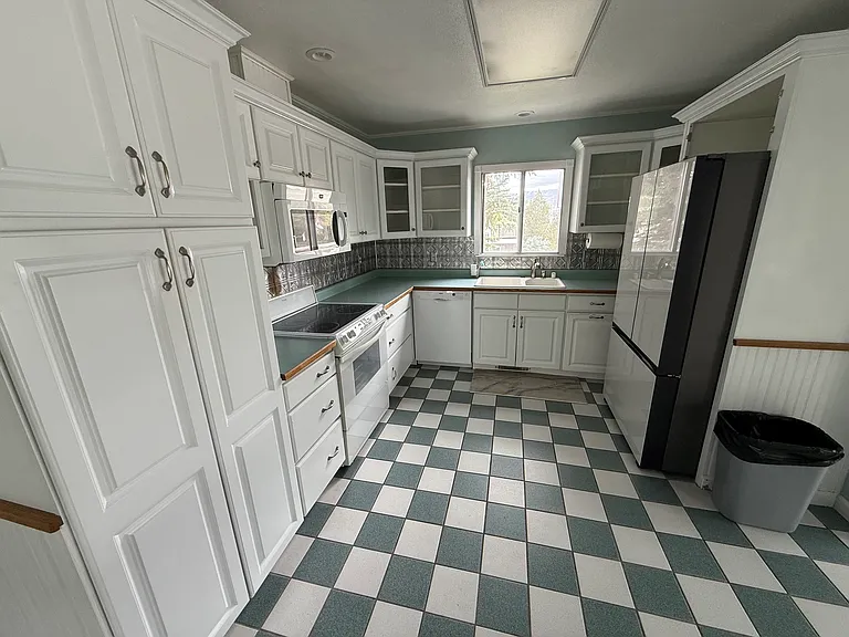 323 Main St #A — Photo 12