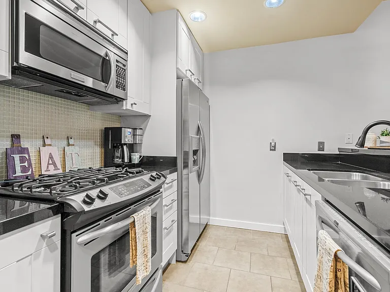 585 N Rossmore Ave #208 — Photo 5