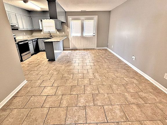 5th image of 209 Cloverleaf Dr APT 6