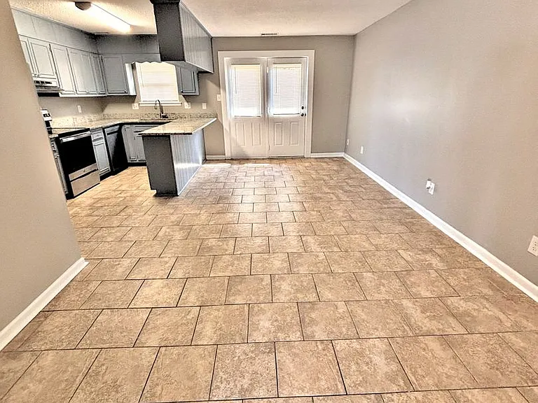 209 Cloverleaf Dr — Photo 6