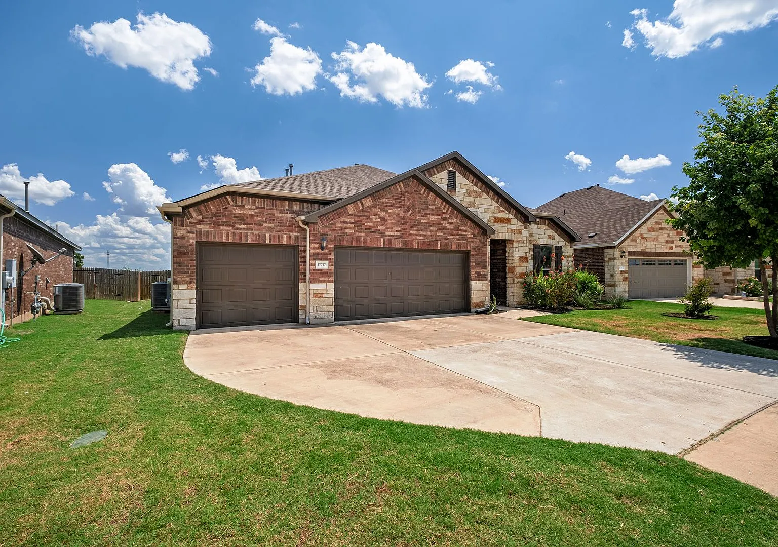 Lovable 4 Bedroom, 3 Bath Home w/ Solar Panels Backs to Lake Pflugerville! — Photo 2