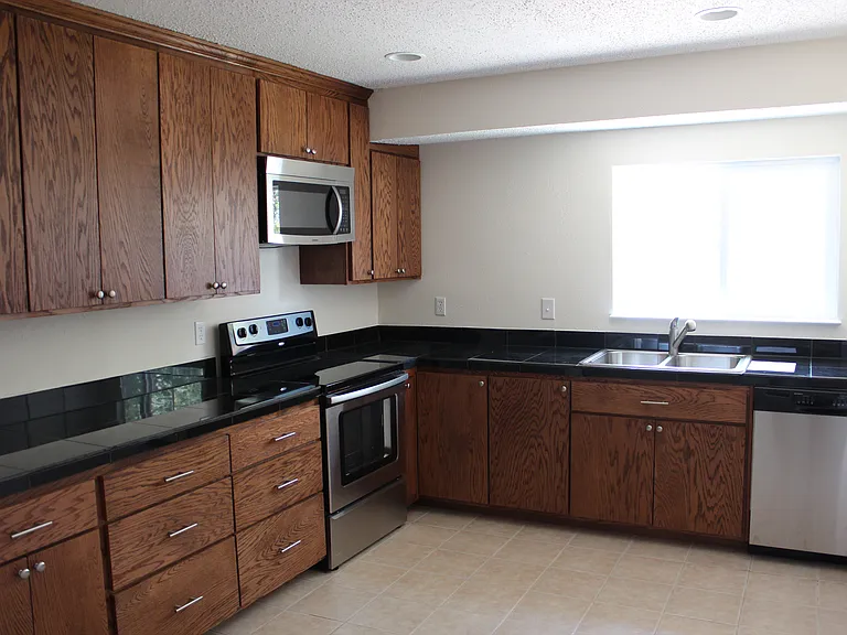 2109 Cedarcrest Dr — Photo 2