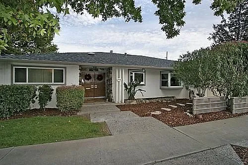 2532 Cherry Ave photo 1
