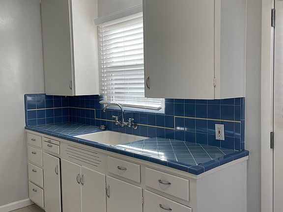 4th image of 305 40th St #305