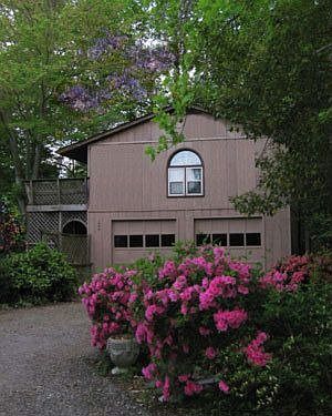 Garage and Apartment Great Rental Income!