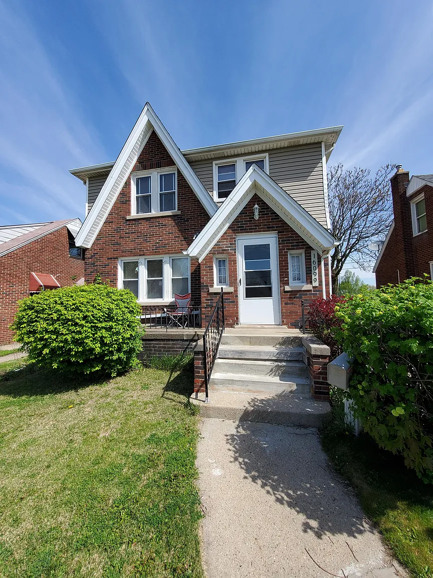 16099 Stephens Dr photo 1