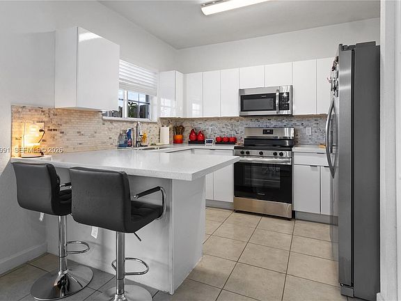 4th image of 2741 NE 4th St Unit 103