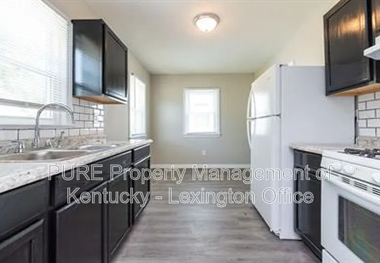817 Marcellus Dr — Photo 8