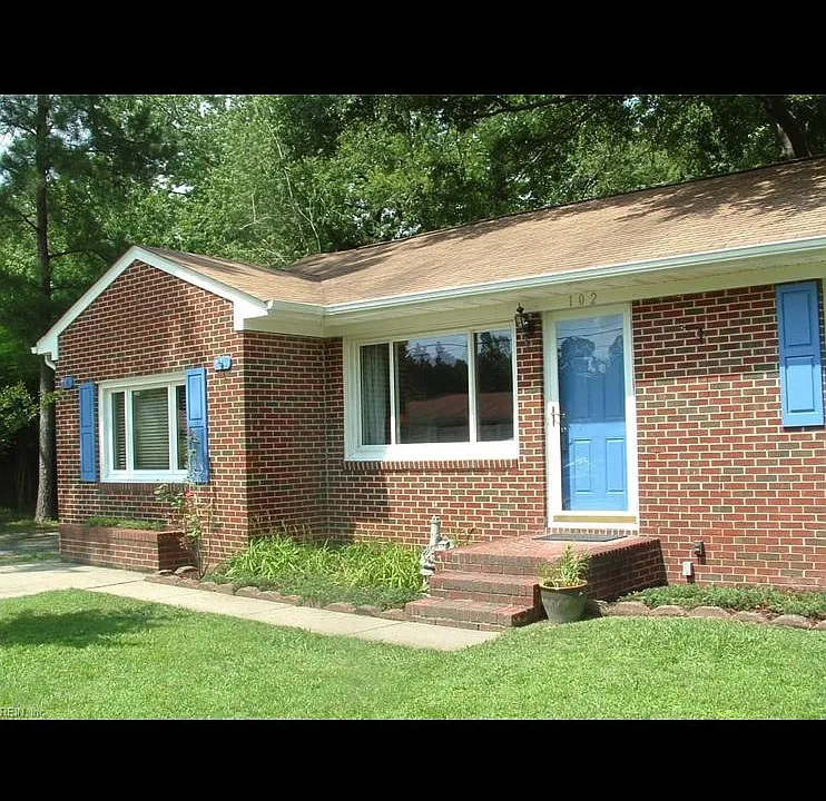 102 E Royce Dr