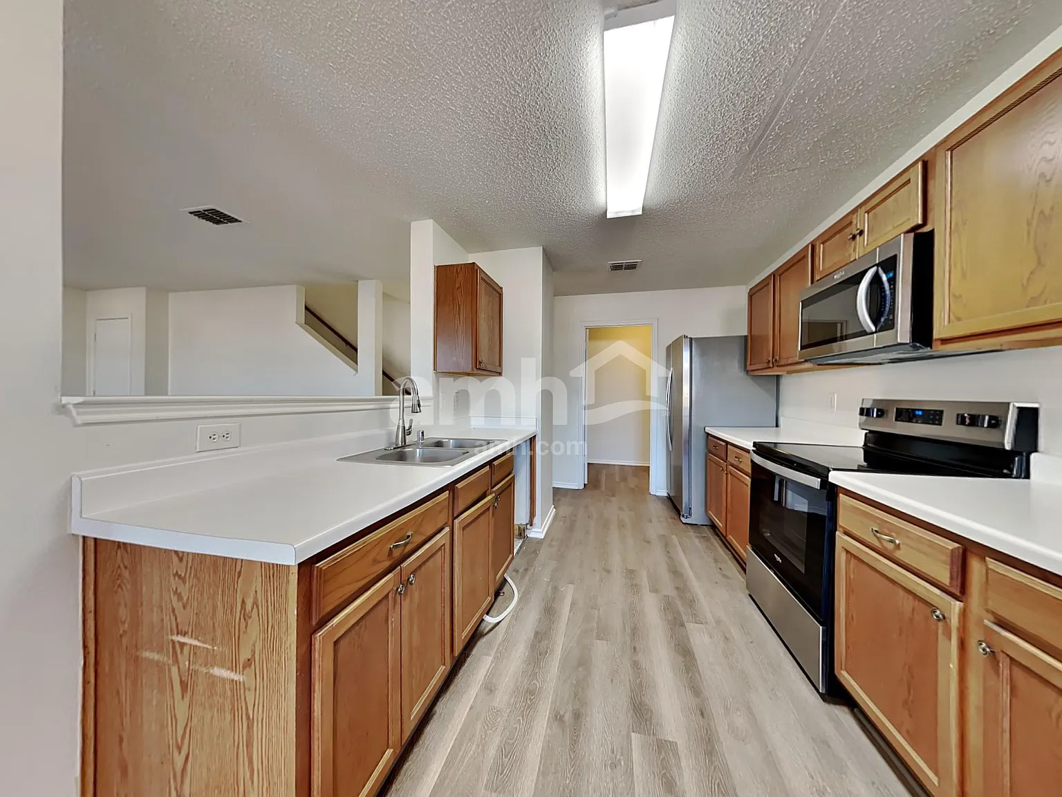 4 bed, 2.5 bath, 2330 sqft, $2,470 — Photo 3