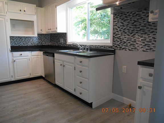 3rd image of 705 W Broadway St
