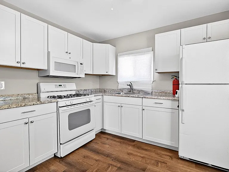 24 Steinhardt Ave — Photo 11