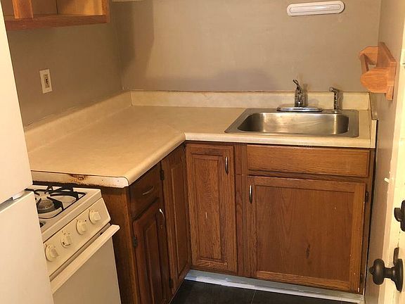 5th image of 306 W Grand River Ave APT 3