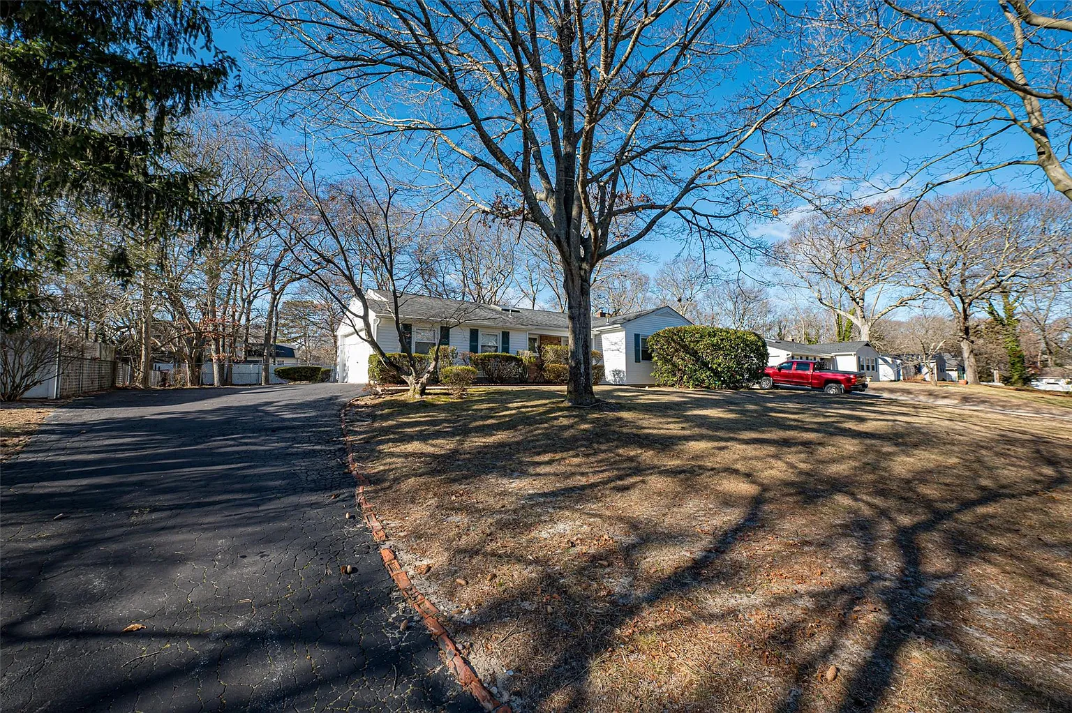 8 Dorchester Drive photo 1