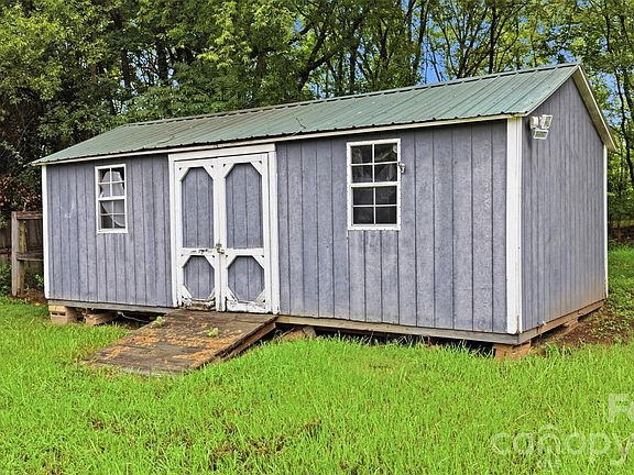 4th image of 3466 Roberta Rd
