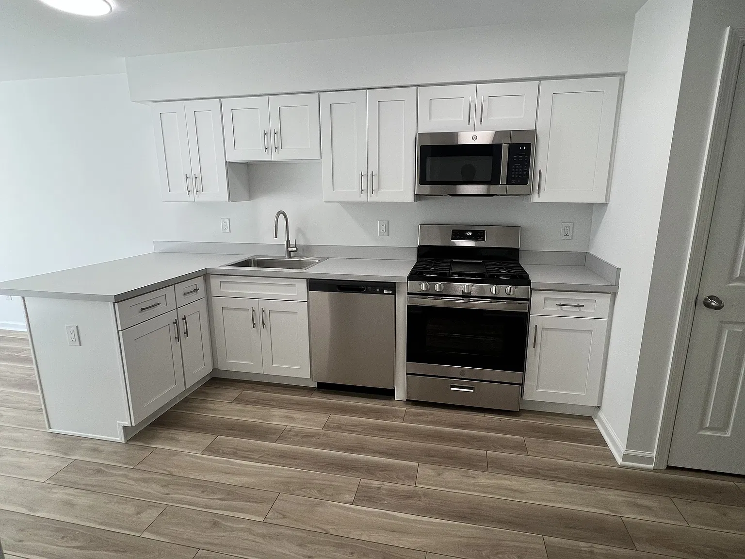 3 bed, 2.5 bath, 1680 sqft, $4,000 — Photo 1