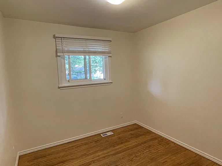 37 E Rutherford Dr #MAIN FLOOR — Photo 20