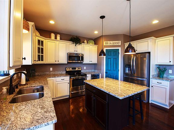 2nd image of 9095 Chantilly Ct