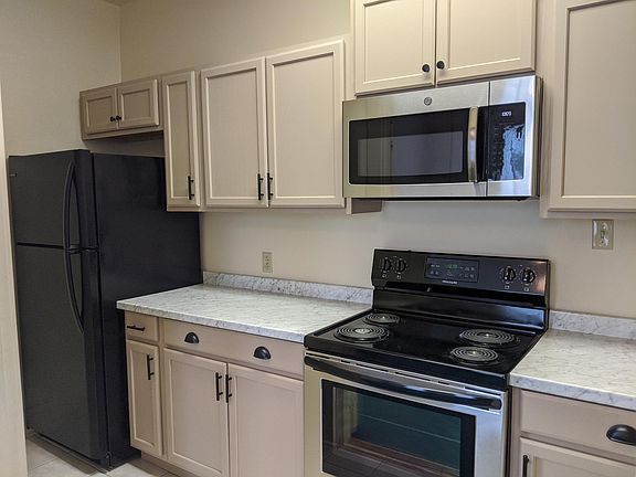 3rd image of 412 Main St