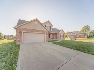 1021 Hunters Trl, Mascoutah, IL 62258