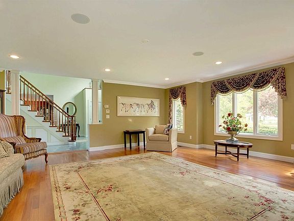 4th image of 18 Oakridge Dr