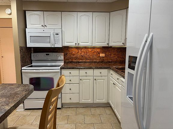 3rd image of 9118 Elmwood Dr #2B