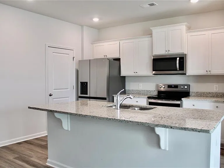 102 Fremont Ln — Photo 3