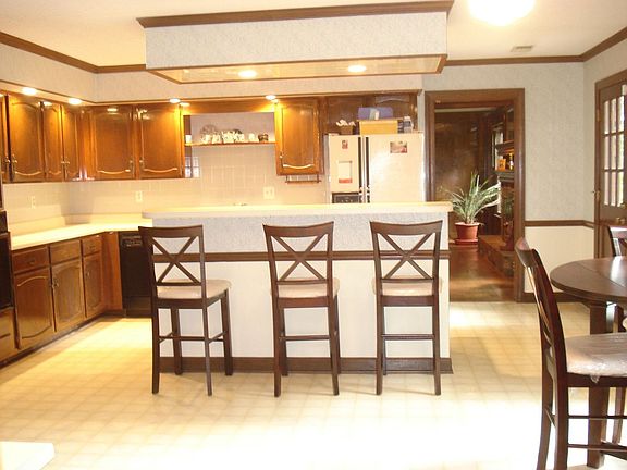 Spacious Eat-In Kitchen with breakfast bar, island, 2 pantries & built-in desk