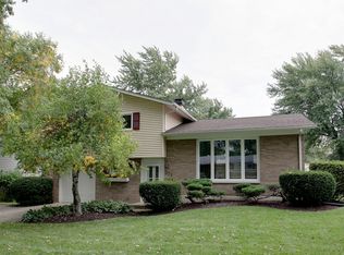 335 N Babcock Dr, Palatine, IL 60074