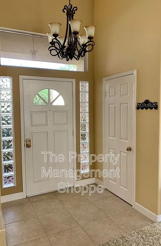 4 bed, 2.0 bath, 2004 sqft, $4,400 — Photo 2