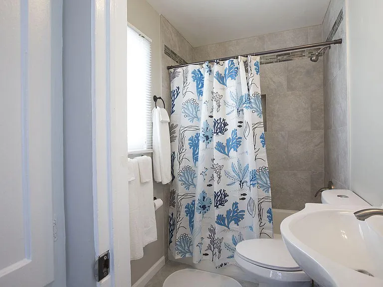 Wash up after the beach in our shower/tub