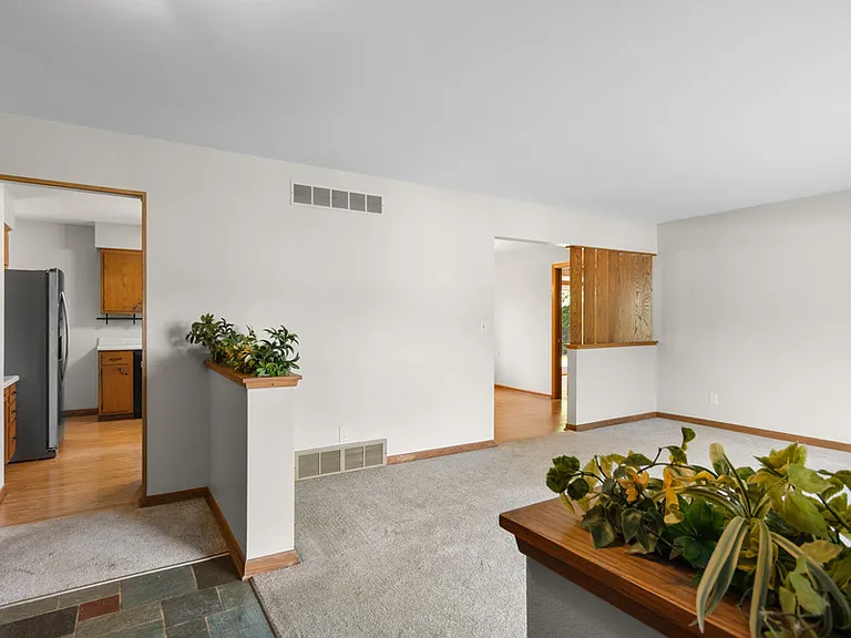 18525 Heathway Ln — Photo 2