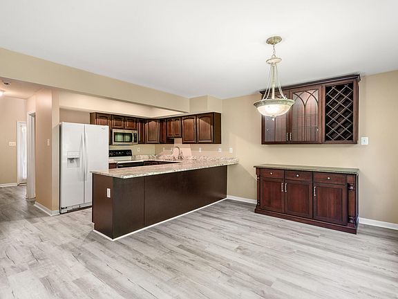 5th image of 106 Yellowwood Dr