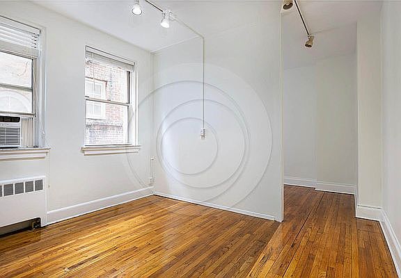 3rd image of 109 E 73rd St APT 5B