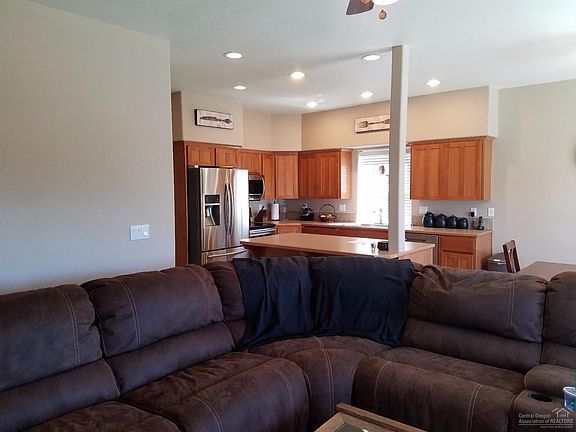 4th image of 846 NE Cobblestone Ct