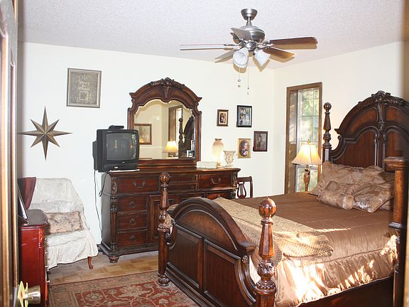 2nd image of 2011 Pine Hill Cir