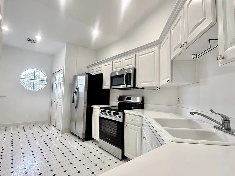 447 Enclave Pl — Photo 9